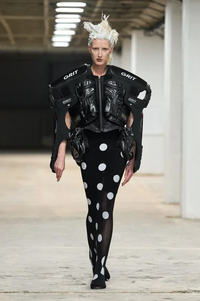 Look 28